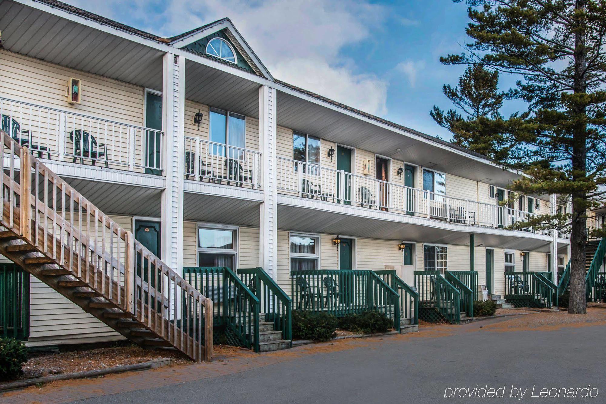 Econo Lodge Bayview Mackinaw City Exteriör bild