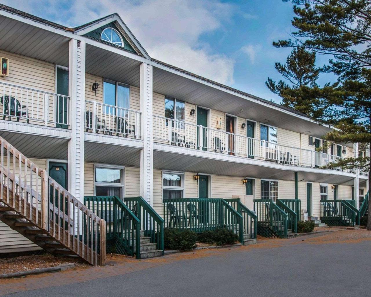 Econo Lodge Bayview Mackinaw City Exteriör bild