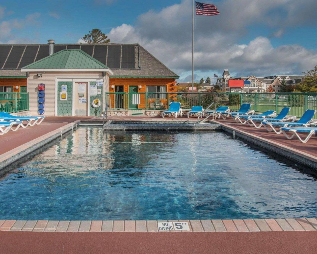 Econo Lodge Bayview Mackinaw City Exteriör bild
