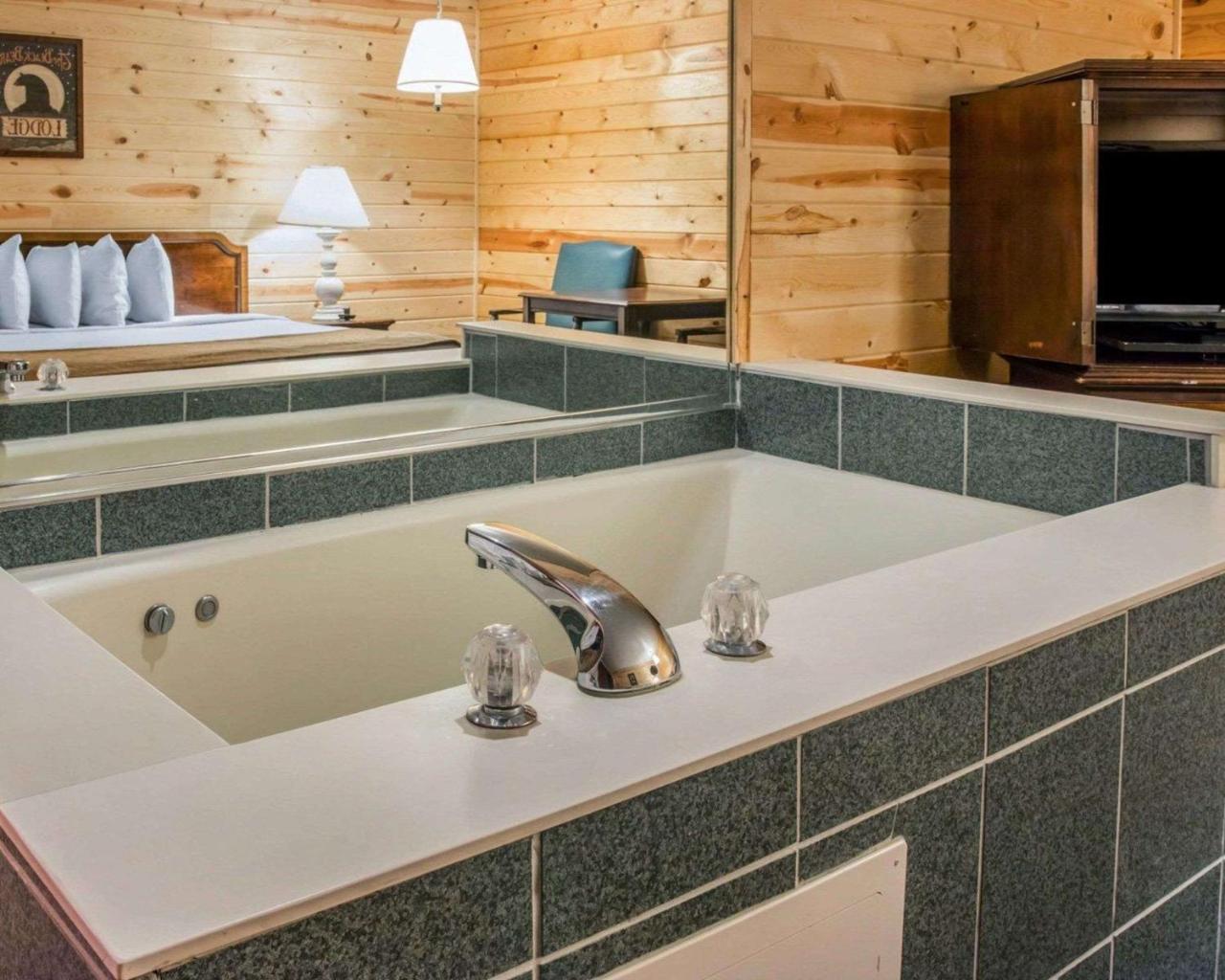 Econo Lodge Bayview Mackinaw City Exteriör bild